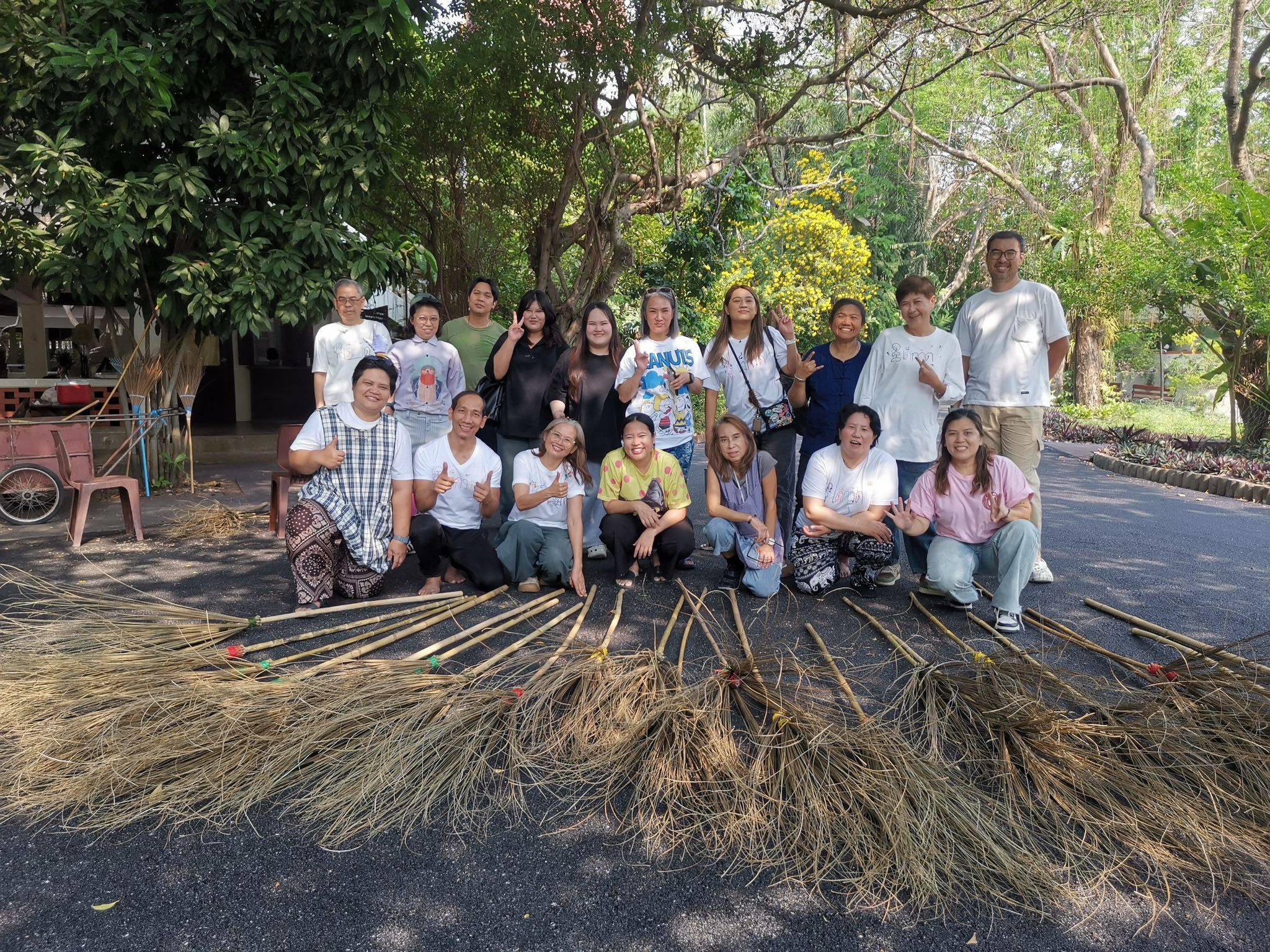 อาสาพาธรรม ถักไม้กวาดถวายวัด