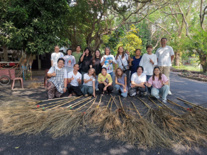 อาสาพาธรรม ถักไม้กวาดถวายวัด