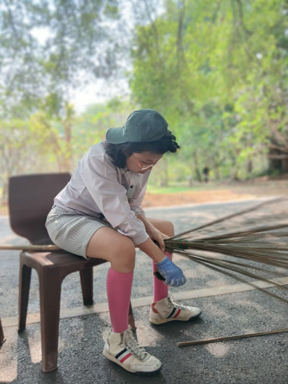 อาสาพาธรรม ถักไม้กวาดถวายวัด
