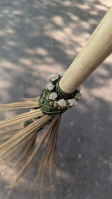 อาสาพาธรรม ถักไม้กวาดถวายวัด