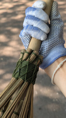 อาสาพาธรรม ถักไม้กวาดถวายวัด
