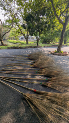อาสาพาธรรม ถักไม้กวาดถวายวัด