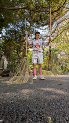 อาสาพาธรรม ถักไม้กวาดถวายวัด
